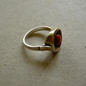 Stříbrný prsten s korálem
