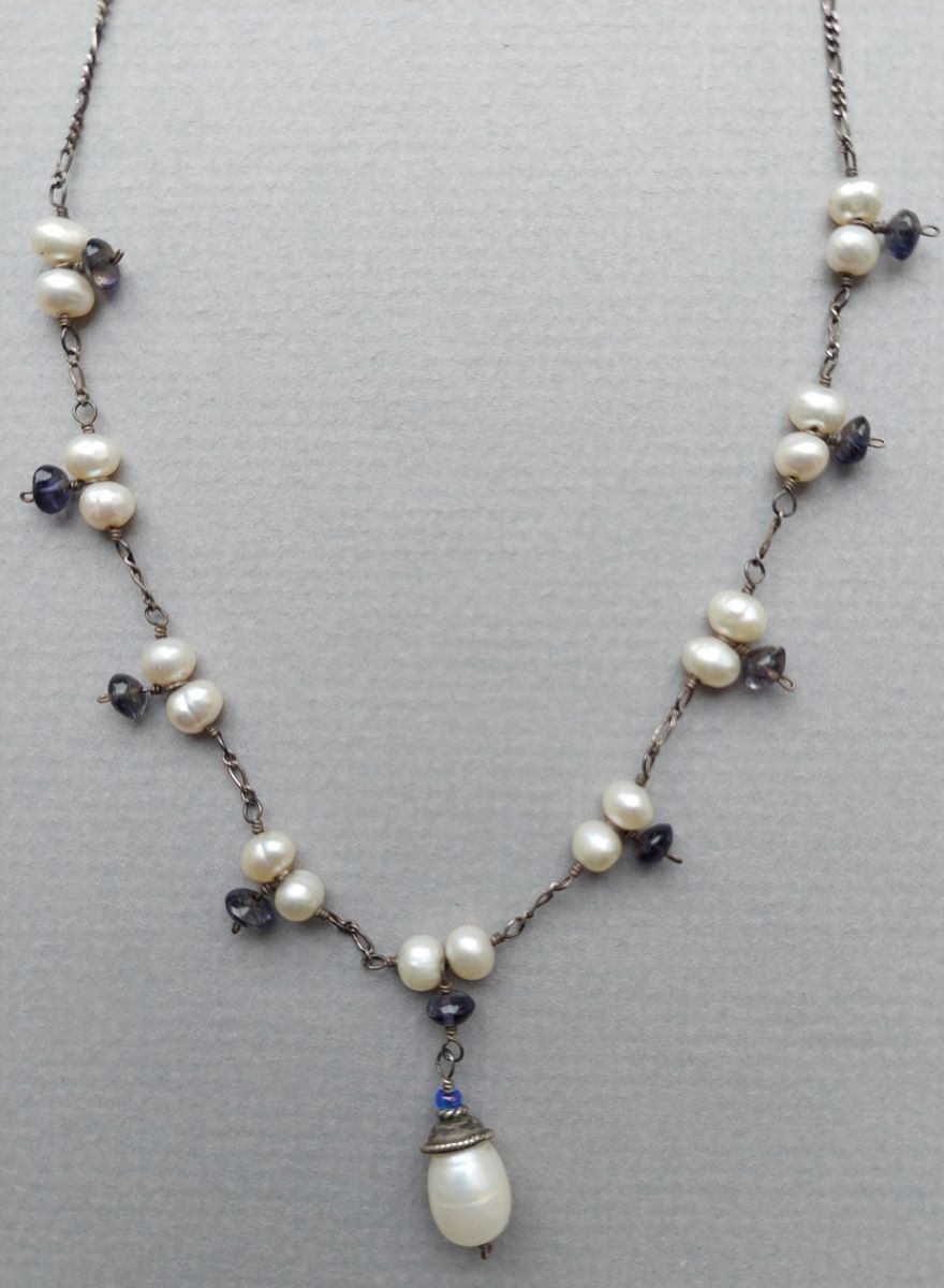 Stříbrný náhrdelník s perlami a ametysty