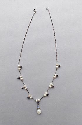 Stříbrný náhrdelník s perlami a ametysty