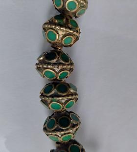 Exotický náhrdelník z obecného kovu se smalty