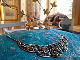Stříbrný náhrdelník s imitací kamenů a s plastickým dekorem